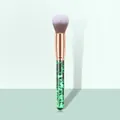 Detail van een poederkwast met transparant handvat gevuld met groene glitters - Enkele Blush Borstel - Glitter Drijfzand