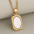 Collar rectangular de acero dorado con incrustación de nácar blanca y acabado martillado - Dorado