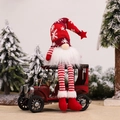 Gnome de Noël lumineux avec voiture vintage rouge sur fond de forêt enneigée - Longues Jambes Rouge Avec Lumière