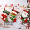 Tre calze di Natale lavorate a maglia con Babbo Natale e pupazzo di neve sul caminetto - Babbo Natale / Rosso