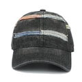 Dettaglio cappello di jeans grigio effetto consumato con strisce colorate strappate - Regolabile / Nero