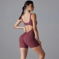 Vue macro d'une combinaison de yoga bordeaux avec dos en V profond et détail push-up fessier - Bordeaux
