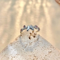 Detail eines silbernen Schmetterlingsrings mit rosa Kristallen und Asttextur - Einstellbar Offen / Silber Mit Rosa Zirkonia