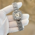 Dettaglio di un orologio al quarzo quadrato argento con cinturino in cristalli e numeri romani - Argento