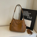 Borsa tote in pelle martellata marrone con cerniere verticali decorative e nappe pendenti - Marrone