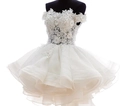 Dettaglio dell'abito da cocktail bianco con pizzo raffinato e applicazioni floreali 3D - Taglia US 2 (S) / Bianco avorio