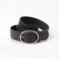 Ceinture chic en cuir PU noir avec boucle ovale argentée, montrant souplesse et texture - Noir