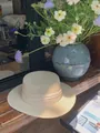 Eleganter beiger flacher Strohhut mit Seidenband auf einem sonnigen Fensterbrett - 54cm-58cm / Beige (Weißes Band)