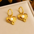 Pendientes de corazón dorados con perlas blancas en un joyero de terciopelo beige - Estilo de Perla de Corazón de Varias Capas Dorado(E6203)