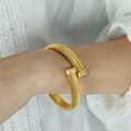 Minimalistische goudkleurige spijkerarmband met fonkelende zirkonia-accenten om de pols - Goud