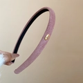 Dettaglio del cerchietto in tessuto floccato rosa antico con accento dorato Love - Rosa