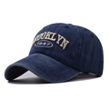 Cappellino da baseball in cotone lavato blu navy con ricamo Brooklyn beige, vista a 45 gradi - Regolabile / Blu Navy Brooklyn