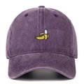 Détail de la broderie banane sur casquette de baseball en coton lavé violet vintage - Violet