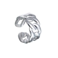 Primer plano de anillo ajustable de acero inoxidable plateado con diseño de cadena cubana - Abierto Ajustable / Plateado