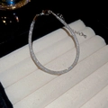 Vista detallada de la pulsera de plata con circonitas brillantes y cierre de mosquetón ajustable - Pulsera Redonda de Malla / Plateado