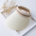 Cappello da sole in paglia beige con bordi a righe marroni su una cornice di legno bianco - Stile di base / Bianco