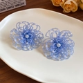 Orecchini a fiore di perline blu con centro in finta perla su un piatto bianco - Fiore di Perline / Blu