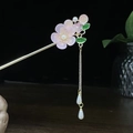 Traditionelle rosa Blumen-Haarnadel mit goldenen Quasten und feinen Perlenakzenten - Rosa Blume Grünes Blatt Quaste Künstliche Perle Haarstab (1279)