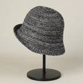 Détail d'un chapeau de pêcheur en maille montrant le fil chiné noir et blanc et le bord roulé - M (56-58cm) / Noir