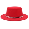 Klassieke rode platte wollen hoed met zilveren ketting op een witte achtergrond - M (56-58cm) / Rood