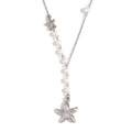 Elegante collar de estrella de mar plateada y perlas blancas sobre fondo blanco - Collar Asimétrico de Perlas y Estrella de Mar con Puntos / Color Acero (Plata)