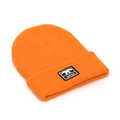 Primer plano de un gorro de punto acanalado naranja con un detalle de parche tejido - Talla única / Naranja