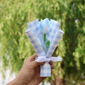 Nahaufnahme eines blauen Tulpenstraußes mit Karopapier und weißer Spitzenschleife - Verlauf Blau Tulpe Blau Gingham