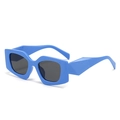 Moderne geometrische Sonnenbrille mit blauem Rahmen und dunklen Gläsern in 45-Grad-Ansicht - Blauer Rahmen Graue Gläser