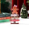 Detailaufnahme der hölzernen Weihnachts-Lebkuchenmann-Tischdeko mit Backmotiven - Lebkuchenmädchen mit Schleife