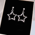 Dettaglio di orecchini a stella in argento con design a pentagramma e perle fini - Argento Stella Vuota Perla