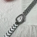 Detalle de reloj de cuarzo plateado con forma de gota y bisel de pedrería fina - Caja Plateada Esfera Blanca