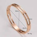 Dettaglio macro del bracciale oro rosa con diametro 50x60mm e zirconi incastonati - 8mm / Oro rosa