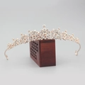 Dettaglio della corona da sposa in oro rosa con fiori di cristallo su scatola in legno - Stile 2 (Oro Rosa) / Oro rosa