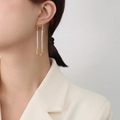 Pendientes ovalados en U dorados con circonitas blancas en modelo, estilo francés chic - Dorado