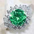 Luxurious cocktail ring with large round emerald green stone and pavé diamond halo - US 5 / Green