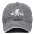 Detailansicht der Bigfoot-Bestickung auf der gewaschenen grauen Denim-Cap - Verstellbar / Grau