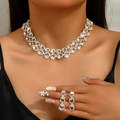 Dettaglio di un set di gioielli da sposa in argento con strass su una modella - Argento