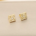 Dettaglio di orecchini a lobo a fiore dorati con scintillanti pietre di zircone bianco - Orecchini a Lobo con Zirconia Bianca a Fiore Geometrico Oro 10mm (KE110087-KLX)