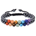 Dettaglio di perle di ematite e chakra da 8mm su bracciale intrecciato a doppio strato - Stile Pietra Magnetica Nera