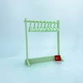 Detailansicht eines hellgrünen Acryl-Schmuckständers mit acht passenden Mini-Kleiderbügeln - Mehrloch-Stil / Grün
