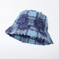 Détail du patchwork en denim à carreaux et des bords effilochés sur le chapeau bob - Bleu à Carreaux