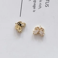 Dettaglio di orecchini a corona dorati con micro-intarsio in zircone e forme geometriche - 54# Ventaglio a Corona