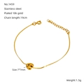 Detail eines 18K vergoldeten Herzanhängers und 19 cm Edelstahl-Armbandgliedern - Buchstabe A
