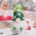 Gnomo natalizio con cappello verde lavorato a maglia su libri con decorazioni di Natale - Gamba Corta / Verde