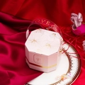 Scatola di caramelle nuziale ottagonale rosa con motivi dorati e manico trasparente - Rosa Elegante