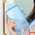 Dettaglio di borraccia rettangolare blu in plastica con motivo a fulmini e tracolla - 450ml / Blu Ghiaccio