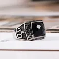 Anello vintage in acciaio con pietra di sabbia blu quadrata e fregi a corona - Taglia US 7 / Blu