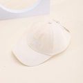 Détail de la casquette beige en coton avec broderie COLORADO blanche pour enfant - Style Lettre - Beige