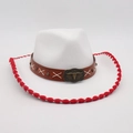 Sombrero de fieltro blanco con borde tejido rojo y cinturón de cuero con hebilla de buey - Banda Ancha Marrón Toro de Cobre (LM0672) / Blanco Borde Rojo