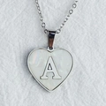 Zilveren hartketting met letter A op witte schelphanger en verfijnde schakelketting - Letter A / Zilver